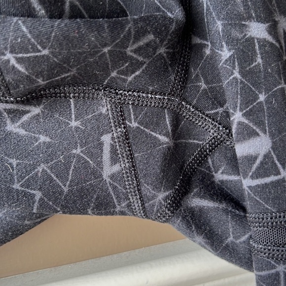 Lululemon Black Mesh Panel Leggings Size 2 - Picture 6 of 10